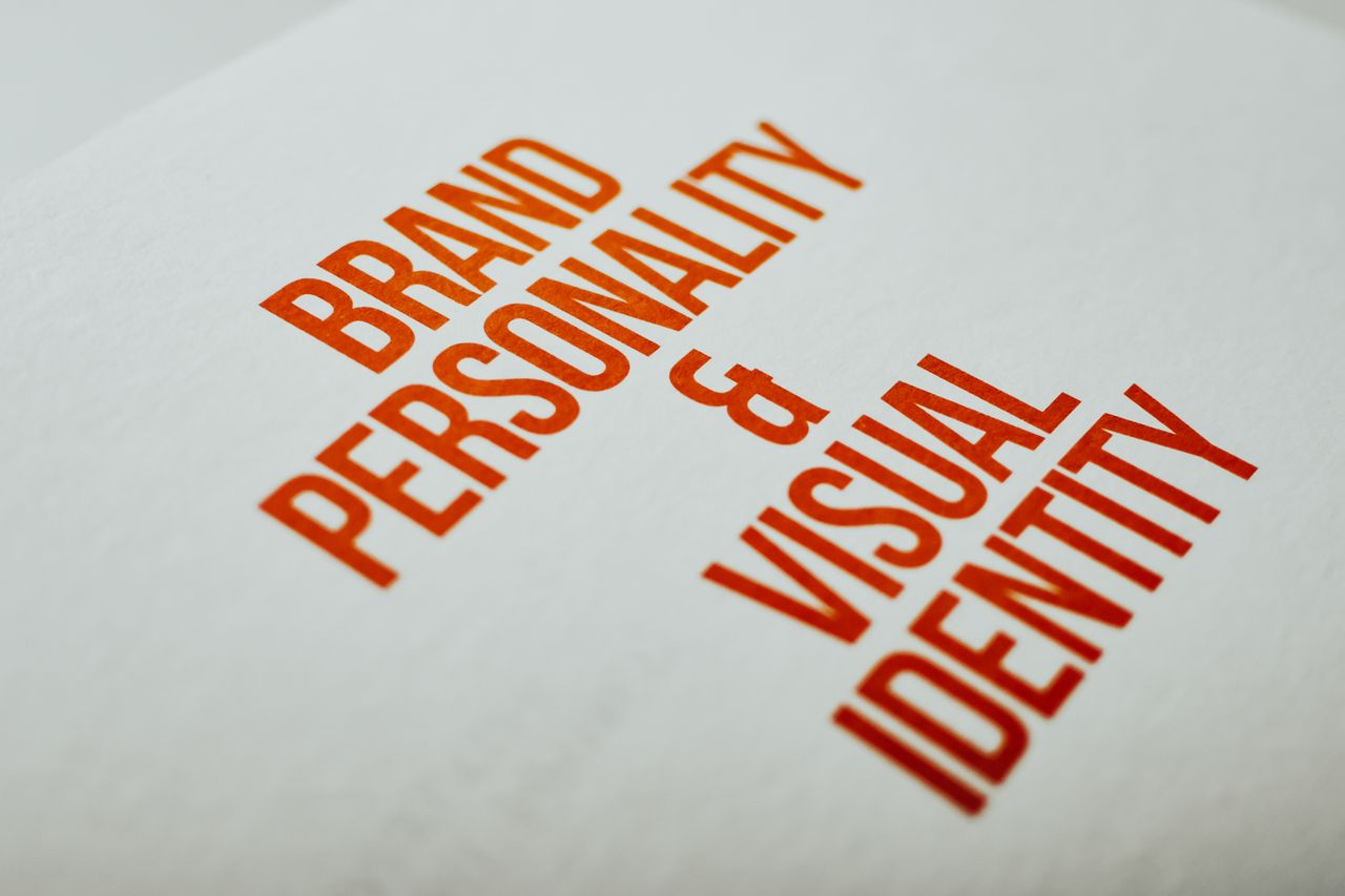 Gros plan du texte Brand Personality & Visual Identity en rouge sur fond blanc.